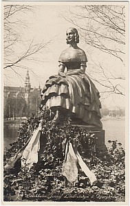 Djurgarden_Jenny_Lind_Statyr_Harold_Olsen_2.jpg