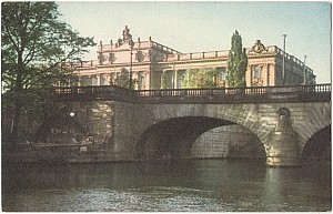 Helgandsholmen_Riksdagshuset_Sago_Konst_Under_Broar_350.jpg