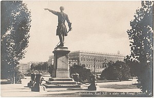 Norrmalm_Karl_Xii_Statyr_Och_Slottet_Herman_Pettersson_1921.jpg