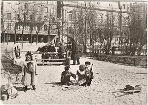 Norrmalm_Lekande_Barn_Kungstradgarden_Stadsmuseum_1899.jpg