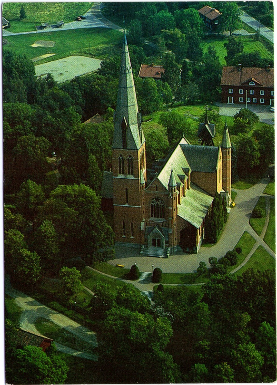 floda_kyrka_flygfoto_tre_i_vingaker.jpg