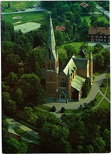 floda_kyrka_flygfoto_tre_i_vingaker.jpg