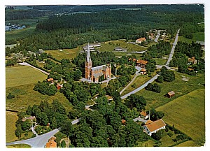 flodafors_kyrka_flygfoto_over_48_1981_ab_flygtrafik.jpg