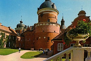 gripsholm_mini_10_yttre_borggarden_med_griptornet.jpg