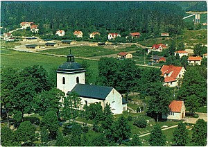 vagnharad_kyrkan_flygfoto_aerobild_1974.jpg