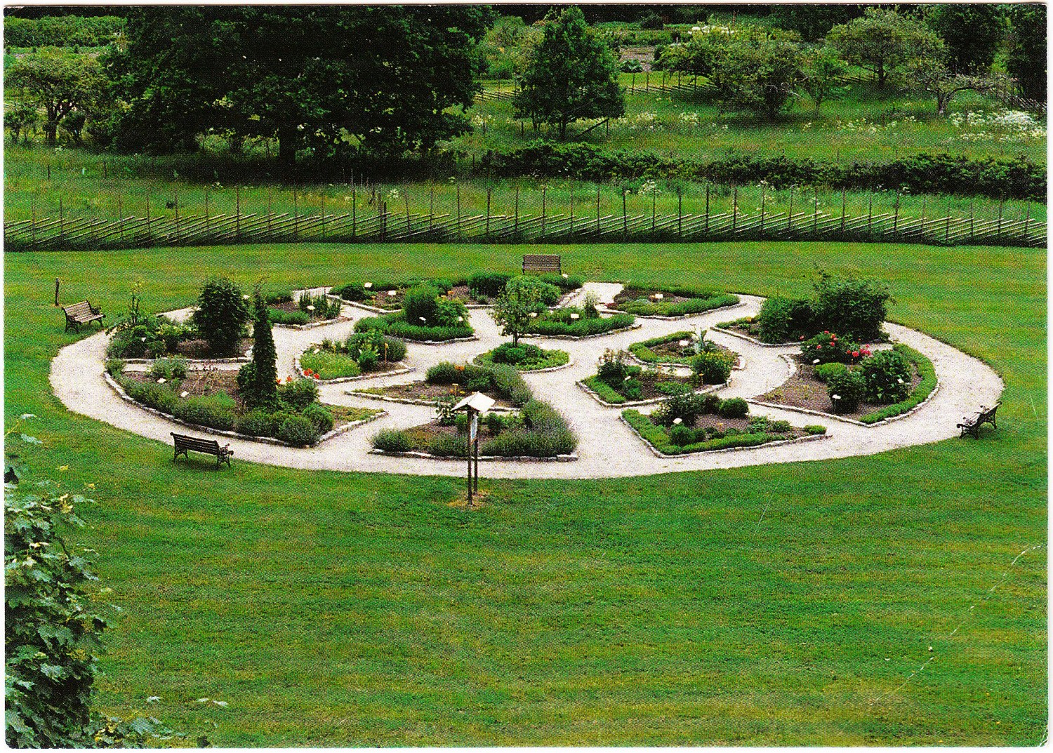 Vingaker_Safstaholms_Slott_Garden.jpg